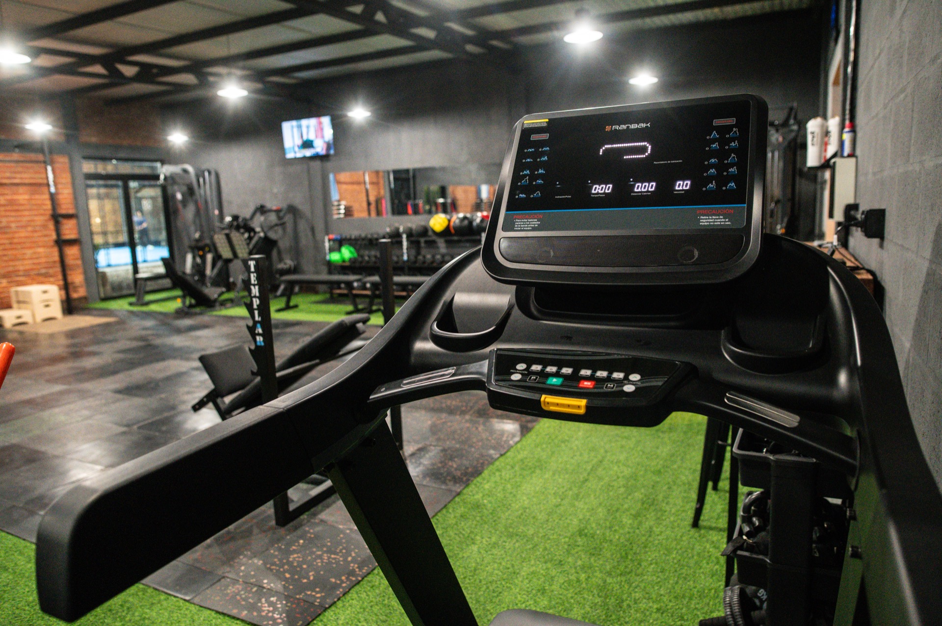 Zona de cardio con cintas y bicicletas